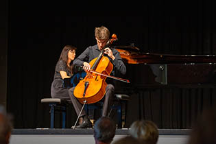 1. Abschlusskonzert in der Festhalle: Jonas Campos-Siebeck, Violoncello mit Tomoko Ichinose