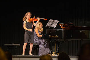 2. Abschlusskonzert in der Festhalle: Céline Eberhardt, Viola mit Cornelia Glassl, Klavier